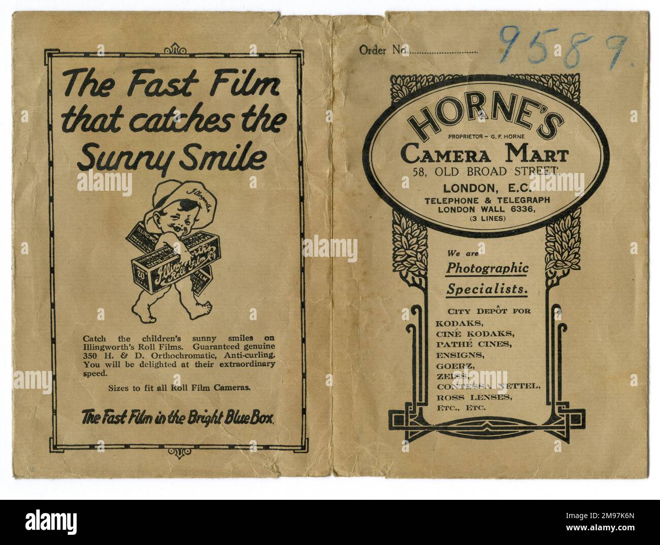 Portefeuille de films photographiques de Horne's Camera Mart, Old Broad Street, Londres, annonçant les films de rouleau d'Illingworth sur le dos. Banque D'Images