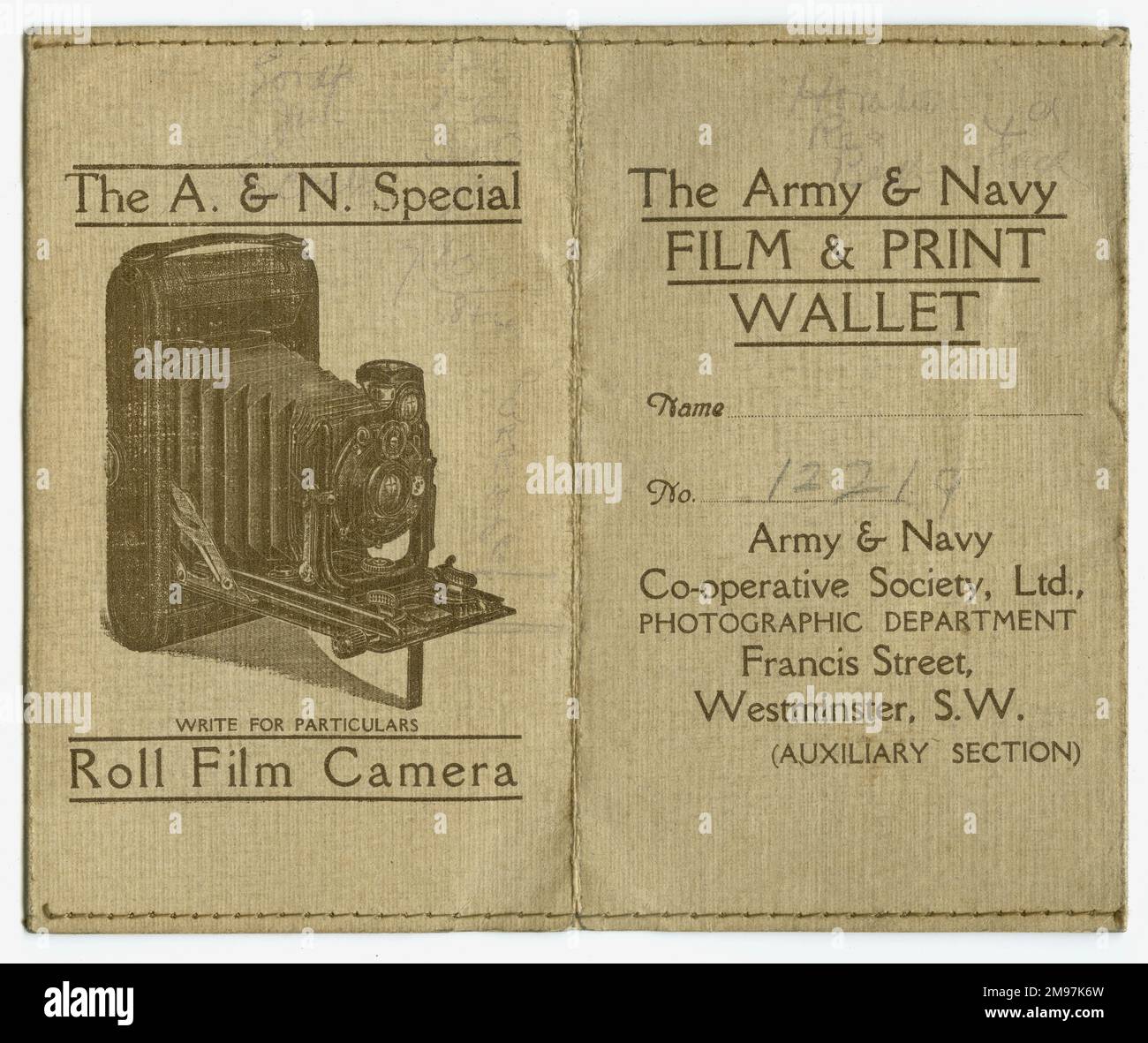 Portefeuille de films photographiques de la Army & Navy Co-operative Society Ltd, Francis Street, Westminster, Londres, avec une illustration de l'appareil photo A & N Special Roll. Banque D'Images