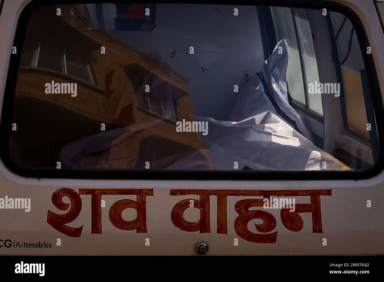 Le 17 janvier 2023, la police et le personnel médical collectent l'une des victimes de l'accident « Yeti Airplane » au siège de l'Académie de police du Népal à Katmandou, au Népal. L'avion « Yeti » a écrasé des victimes des corps de mort ont été amenés à Katmandou à bord d'un hélicoptère militaire pour postmortem et seront remis aux membres de la famille après le processus postmortem. Un avion appartenant à l'avion ATR-72 de Yeti Airlines a été écrasé avec 72 personnes à bord, sur le chemin de l'aéroport international de Pokhara (PIA), Pokhara de l'aéroport international de Tribhuvan (TIA), Katmandou le dimanche matin. (Photo de Abhishek Maharajan/Sipa USA) Banque D'Images