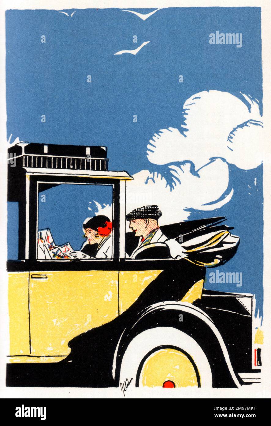 Un couple américain étudiant une carte, en train de monter dans la partie arrière à toit ouvert d'une élégante voiture de couleur crème, ses bagages soigneusement rangés dans le porte-bagages. Banque D'Images