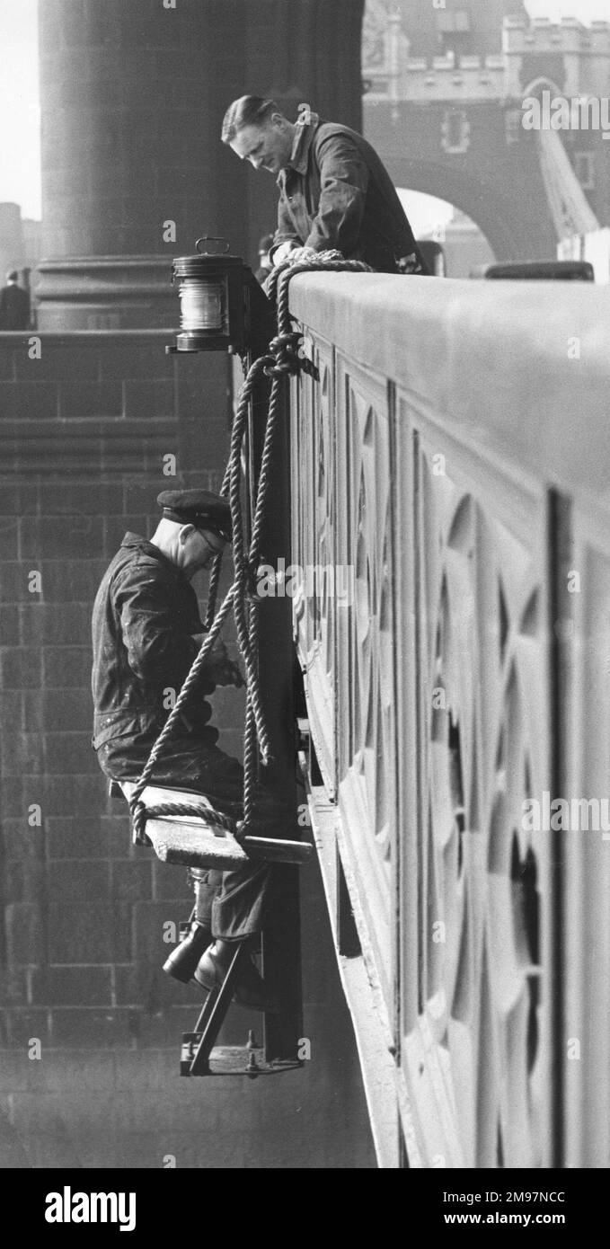Deux hommes font l'entretien de Tower Bridge, Londres. Banque D'Images