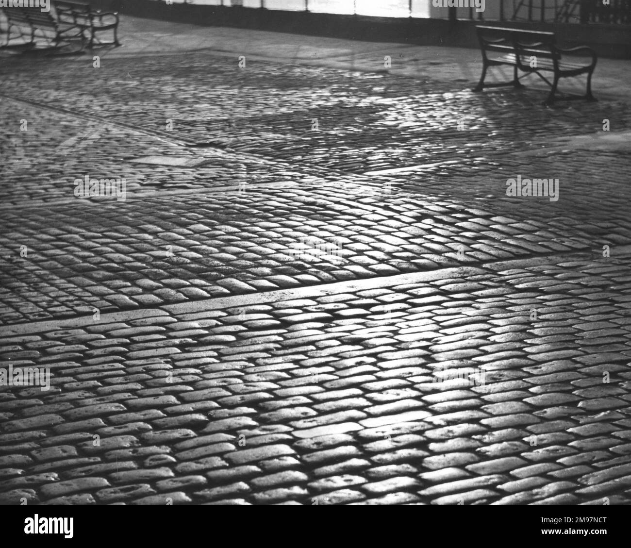 Tôt le matin, soleil sur les pavés de Tower Gardens, Tower Bridge, Londres. Banque D'Images