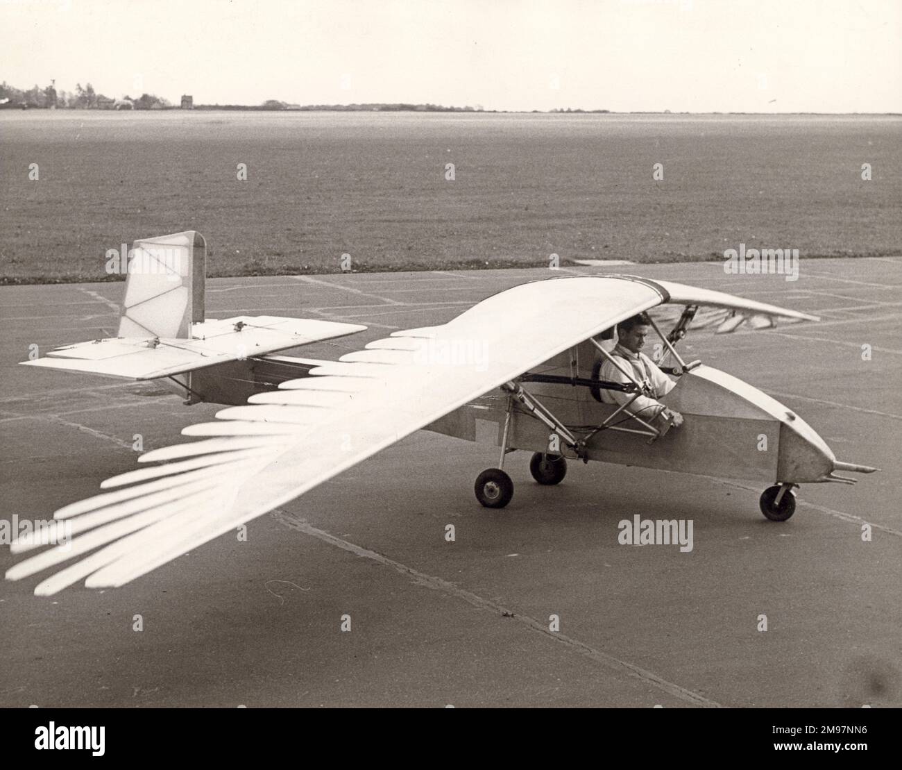 Emiel Hartman dans le poste de pilotage de son ornithopter à Cranfield, Bedfordshire. c.octobre 1959. Banque D'Images