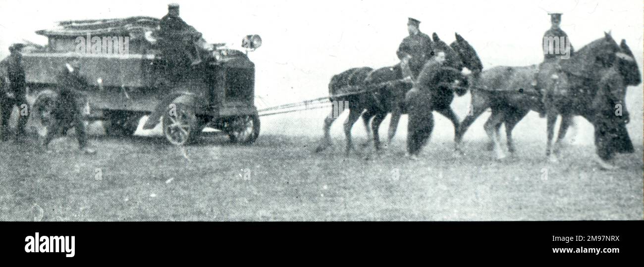 L'ancien et le nouveau. L'équipe de l'Air BNRE au sauvetage d'un camion civil d'avions, Larkhill, 1911. Banque D'Images