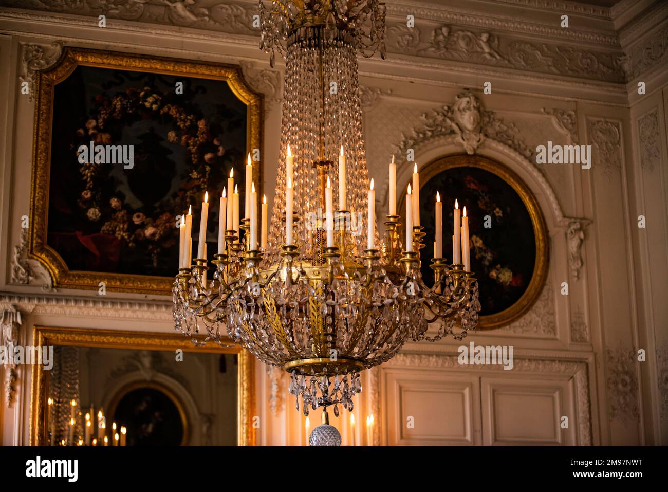 Paris, France - décembre 28 2022 : le lustre très décoratif du château de Versailles Banque D'Images