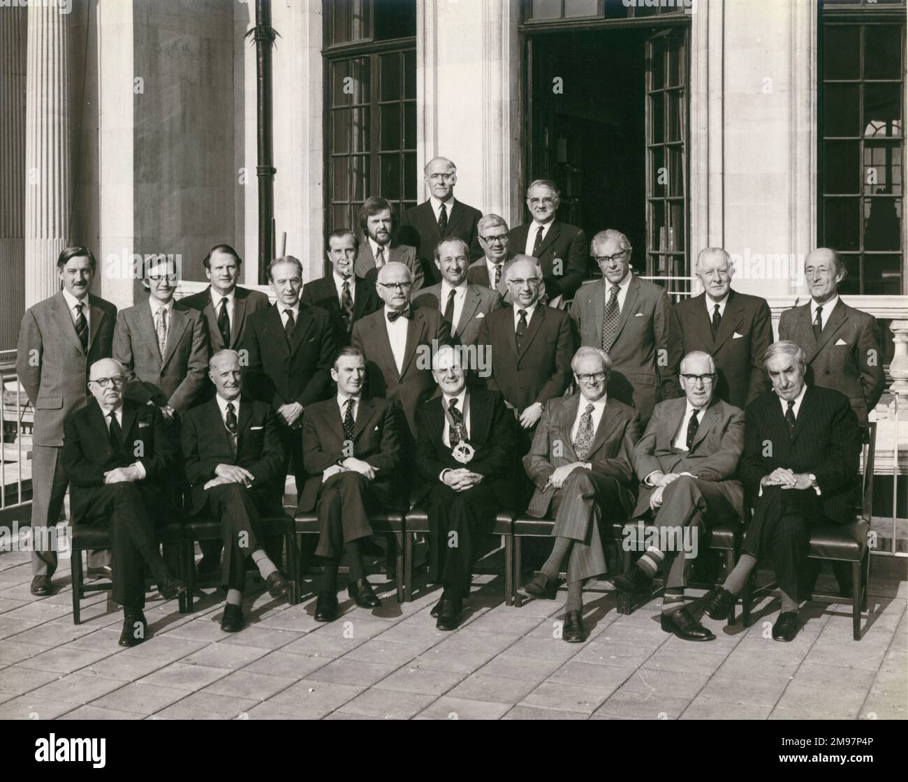 Le Conseil 1974-1975 de la Royal Aeronautical Society sur la terrasse au numéro 4 de Hamilton place, 24 avril 1975. Banque D'Images