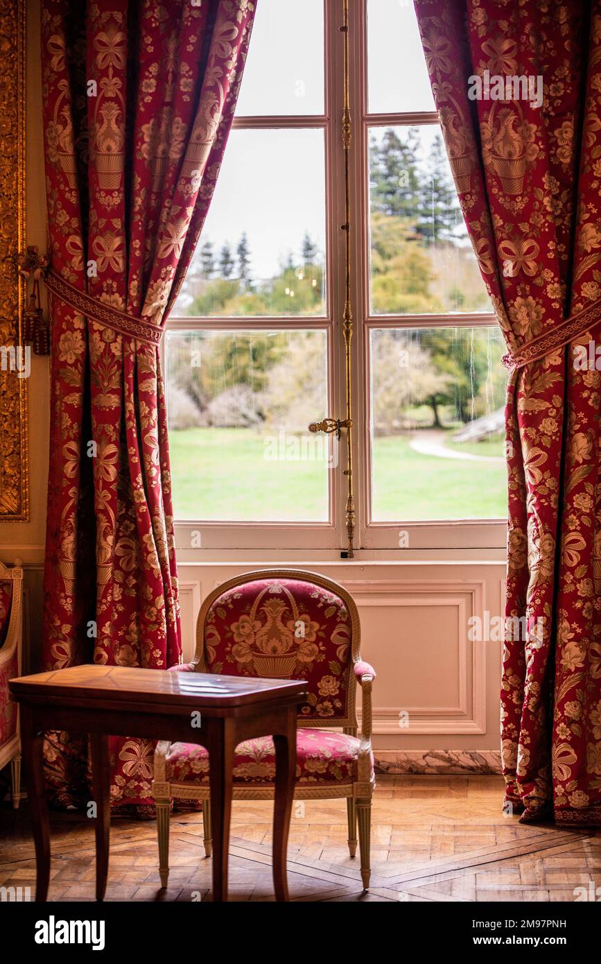 Versailles, France - décembre 28 2022 : fenêtre intérieure et fauteuils du château de Trianon à Versailles Banque D'Images