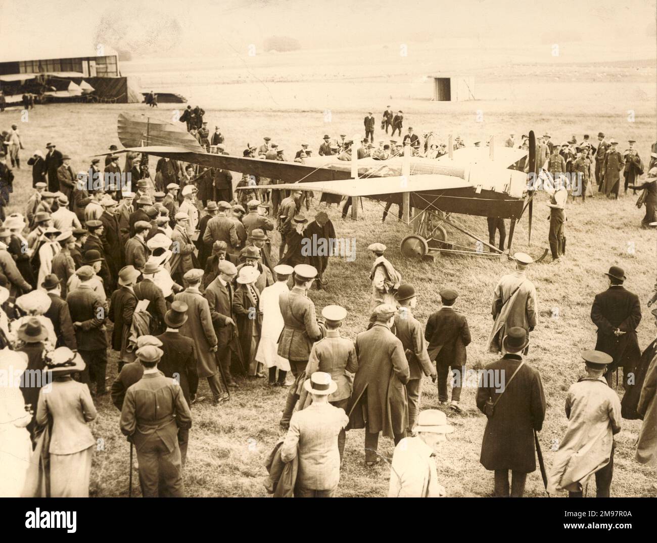 Les ministres du Cabinet à Salisbury pour les essais de l'aviation de l'Armée inspectent un Martin Handyside en 1912. Banque D'Images