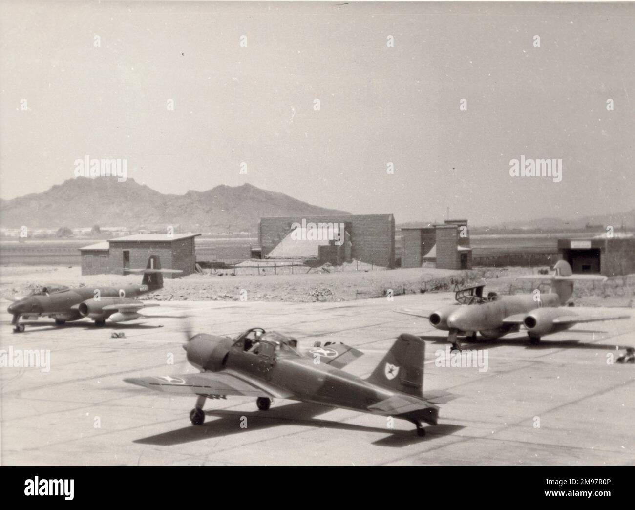 Ex-RAF armé chasse P56 Provost Mk52 du Sultan de l'Armée de l'Air d'Oman avec, de gauche à droite, Gloster Meteor FR9, WH545, et Gloster Meteor T7, WA717. Probablement à Bait Al-Falaj, l'ancien QG de la SOAF, près de Muscat (aujourd'hui construit). Banque D'Images