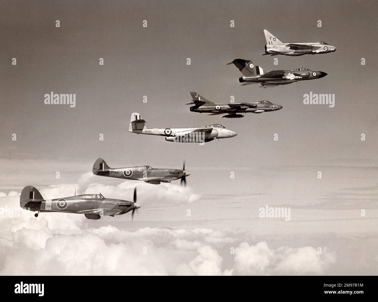 Avant la journée «à la maison» de Coltiadera, le 20th anniversaire de la bataille d’Angleterre, septembre 1960. Six générations de combattants de la RAF s'alignent. Hawker Hurricane IIC, LF363; Supermarine Spitfire PRXIX, PM631; Gloster Meteor F8, WL164 ; Hawker Hunter F6, XK136 ; Gloster Javelin F(AW)9, XH894 et English Electric Lightning F1, XM137. [Voir aussi 56001263.] Banque D'Images
