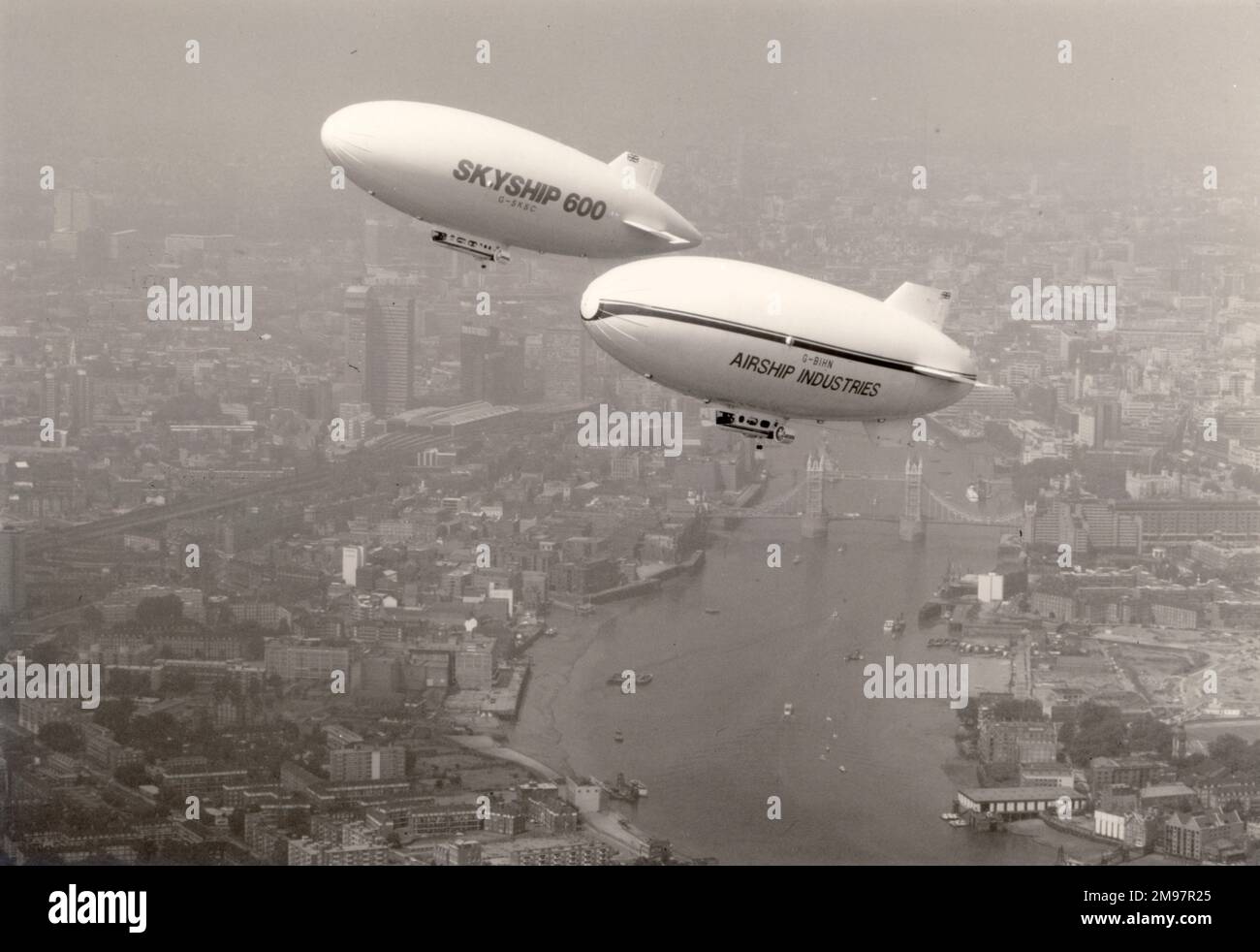 Airship Industries Skyship 500, G-BIHN, et Skyship 600, G-SKSC, au-dessus de Londres. Banque D'Images