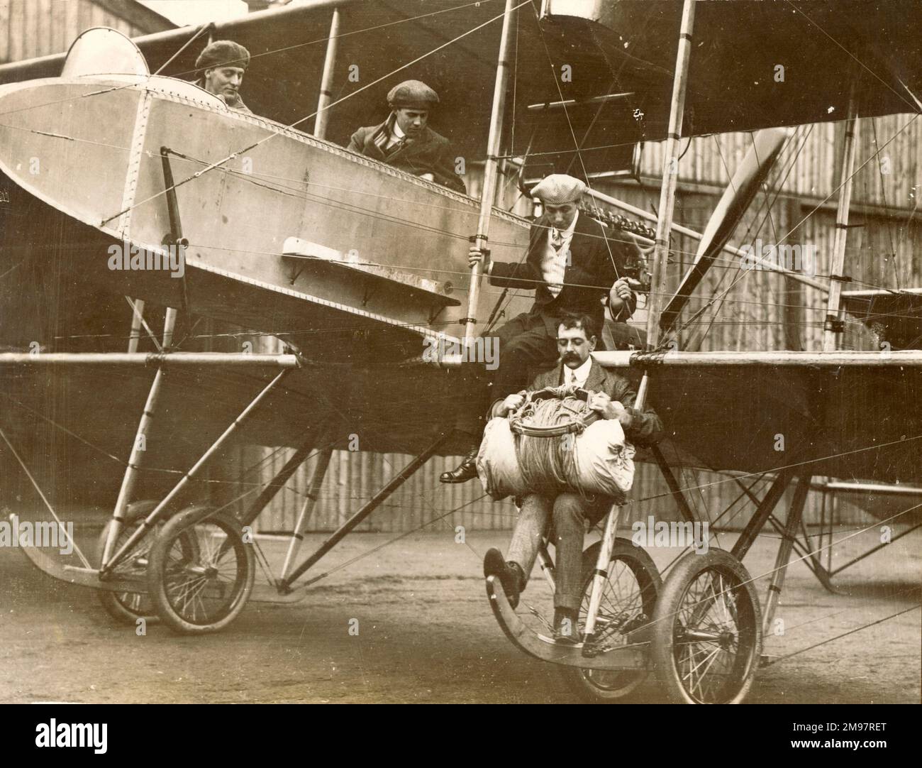 M. W. Newell se prépare pour une descente en parachute du Grahame-White Type 10 Charabanc ou Aero-bus le 9 mai 1914. À 5 000ft ans, M. Newell a sauté du skid, tombant 800ft avant l'ouverture du parachute et atterri en toute sécurité sur l'aérodrome de Hendon. C'était la première fois qu'une descente en parachute avait été accomplie avec succès à partir d'un avion en vol, voyageant à 60mph. Banque D'Images