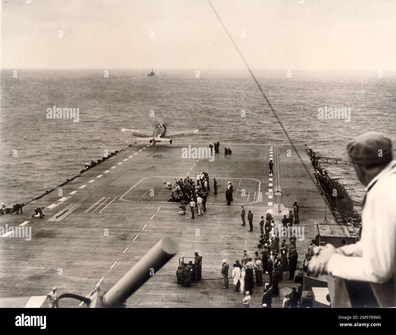 Un avion sans pilote Grumman Hellcat est catapulté au large du transporteur Shangri-la, au large de San Diego, Californie, pendant les essais, c.septembre 1952. Banque D'Images
