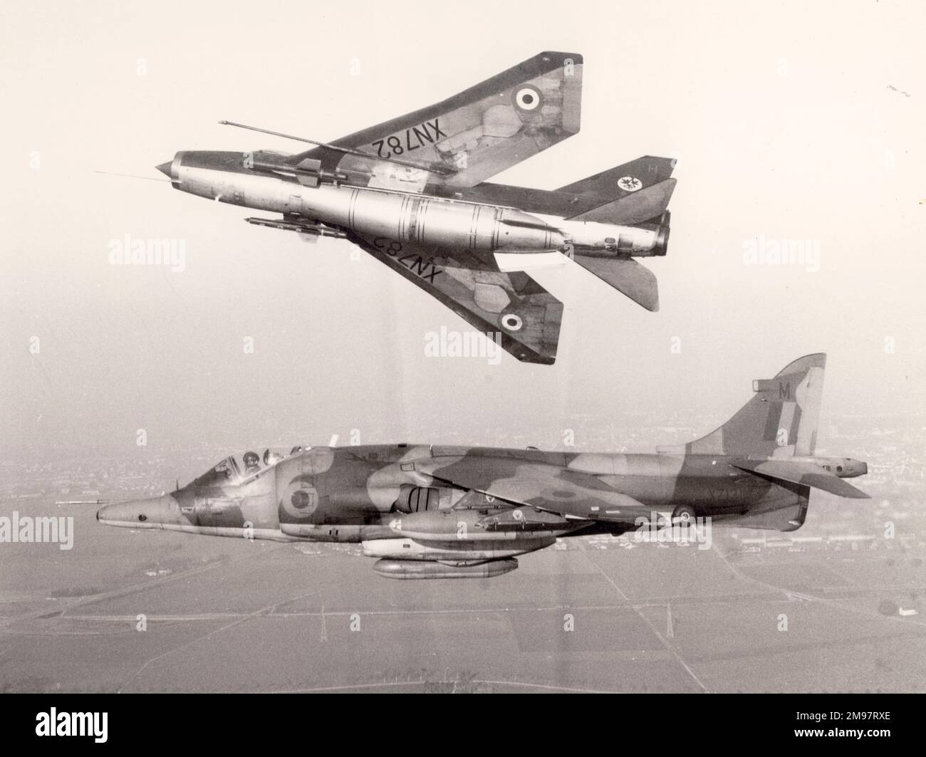 Le bac Lightning F2A, XN782, du No92 e Escadron, et un British Aerospace Harrier GR3, XZ131, du No4 e Escadron, sont en poste à la RAF Gutersloh (Allemagne de l'Ouest). Janvier 1977. Banque D'Images