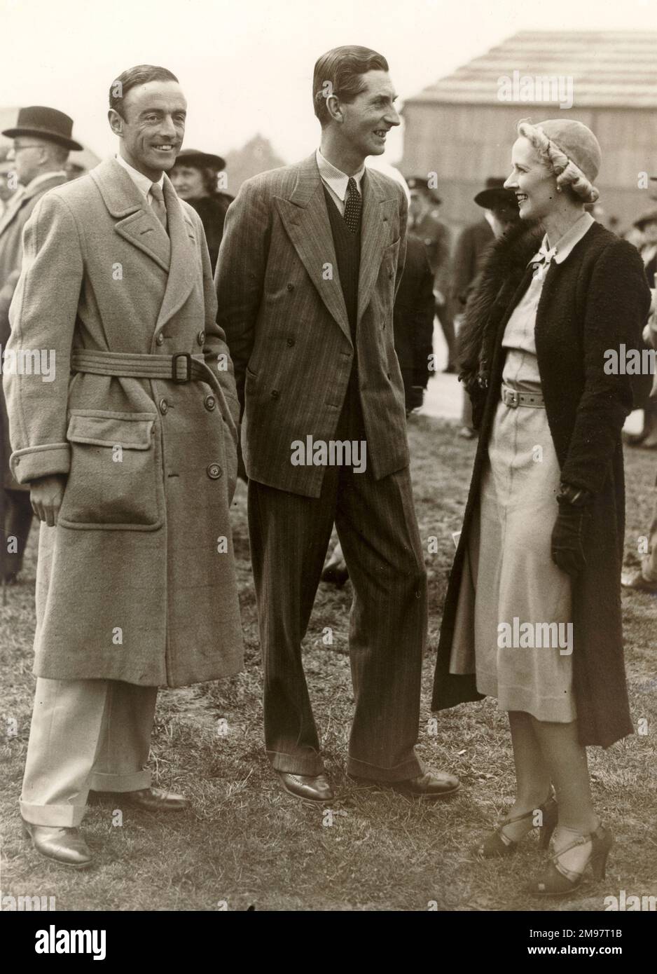 La Royal Aeronautical Society Garden Party de 1938 à l'aérodrome de Fairey Aviation, Great West Road, Hayes, Middlesex. De droite : le duc de Richmond et Gordon, Edmund Hordern et Mme Tyndall. Banque D'Images