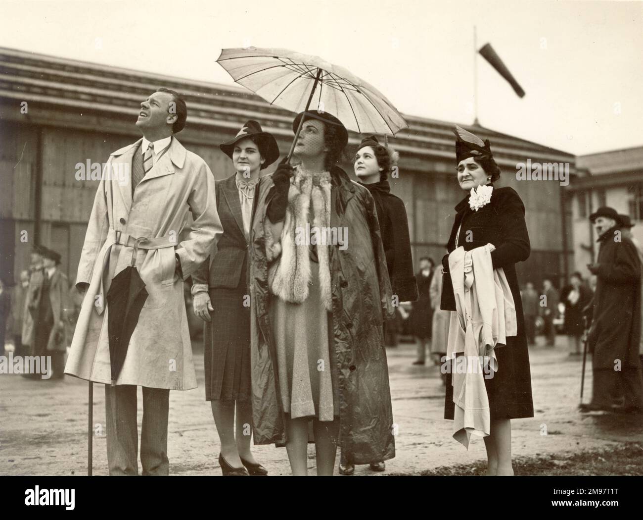 Mme Frederick Handley page, à droite, et deux de ses filles, à l'arrière, à la Royal Aeronautical Society Garden Party de 1939, à l'aérodrome de Fairey Aviation, Great West Road, Hayes, Middlesex. Banque D'Images