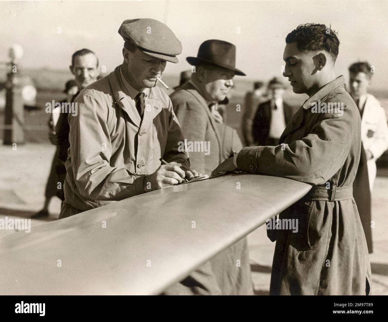 C.A.C. Scott, à gauche, signe un autographe à Portsmouth la veille du début de la course de Schlesinger Portsmouth à Johannesburg. Banque D'Images