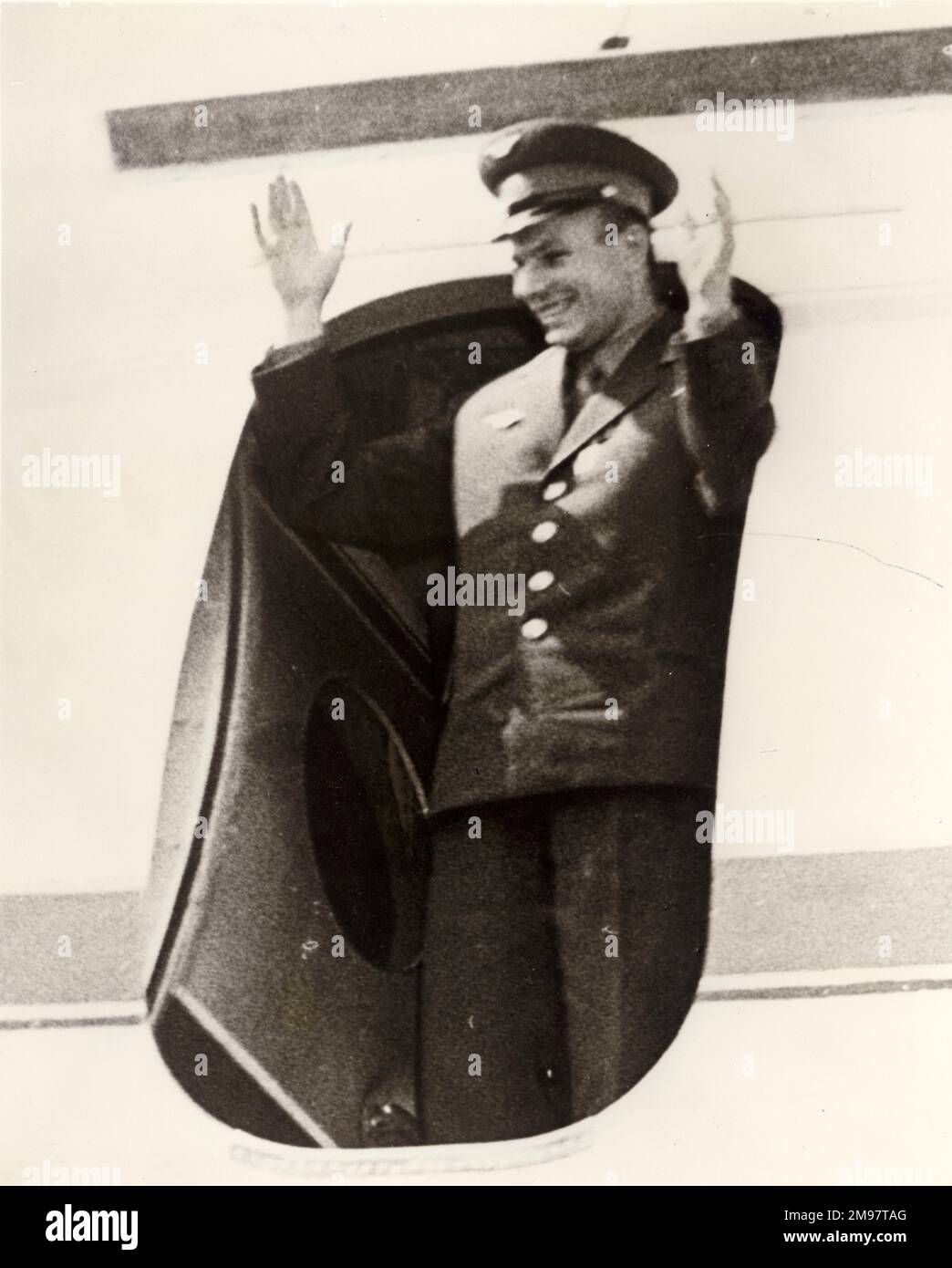 Le cosmonaute Major Yuri Alekseyevich Gagarin, 1934-1968, à son arrivée à l'aéroport de Prague en avril 1961. Banque D'Images