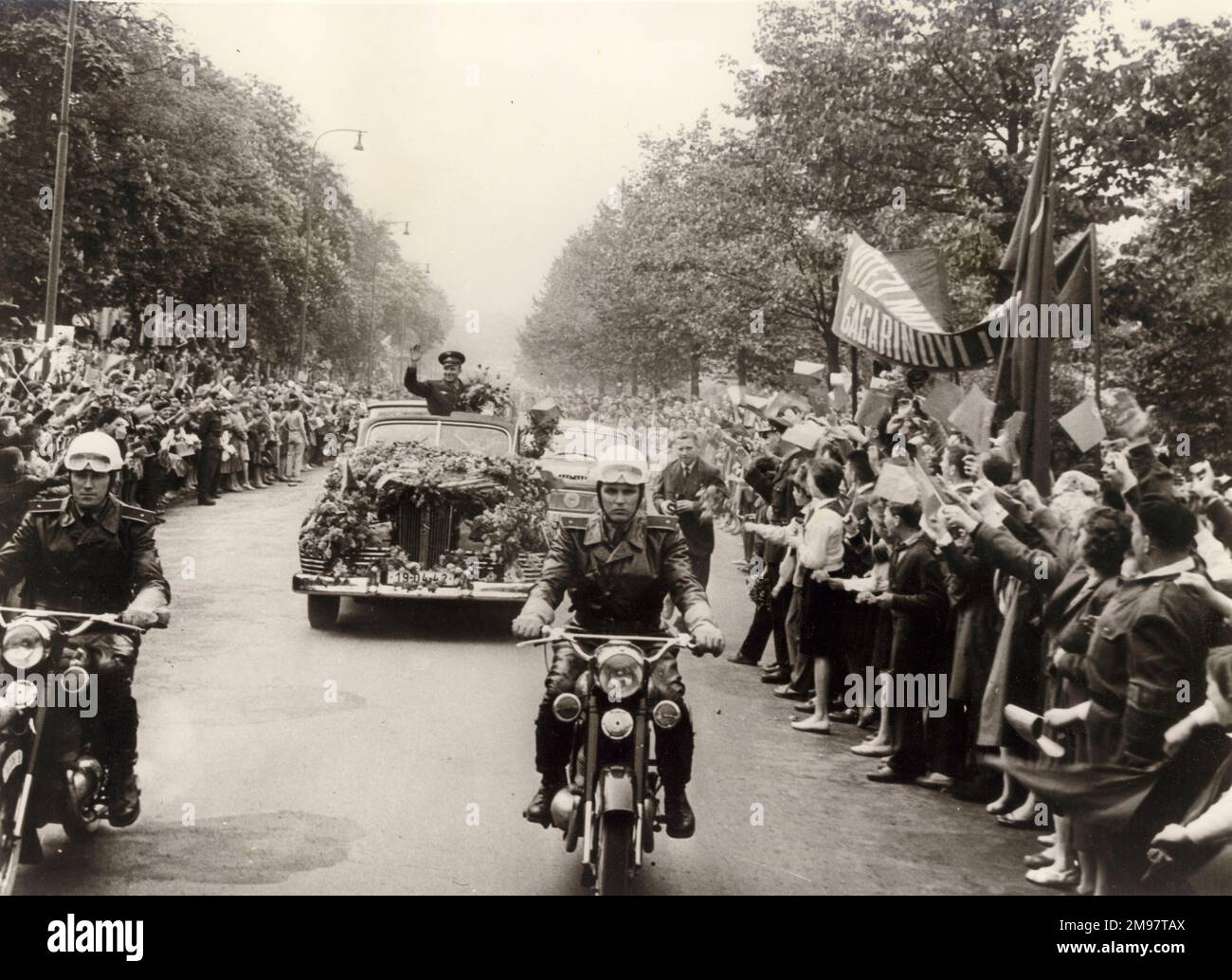 Le cosmonaute Major Yuri Alekseyevich Gagarin, 1934-1968, est conduit à Prague depuis l'aéroport en avril 1961. Banque D'Images