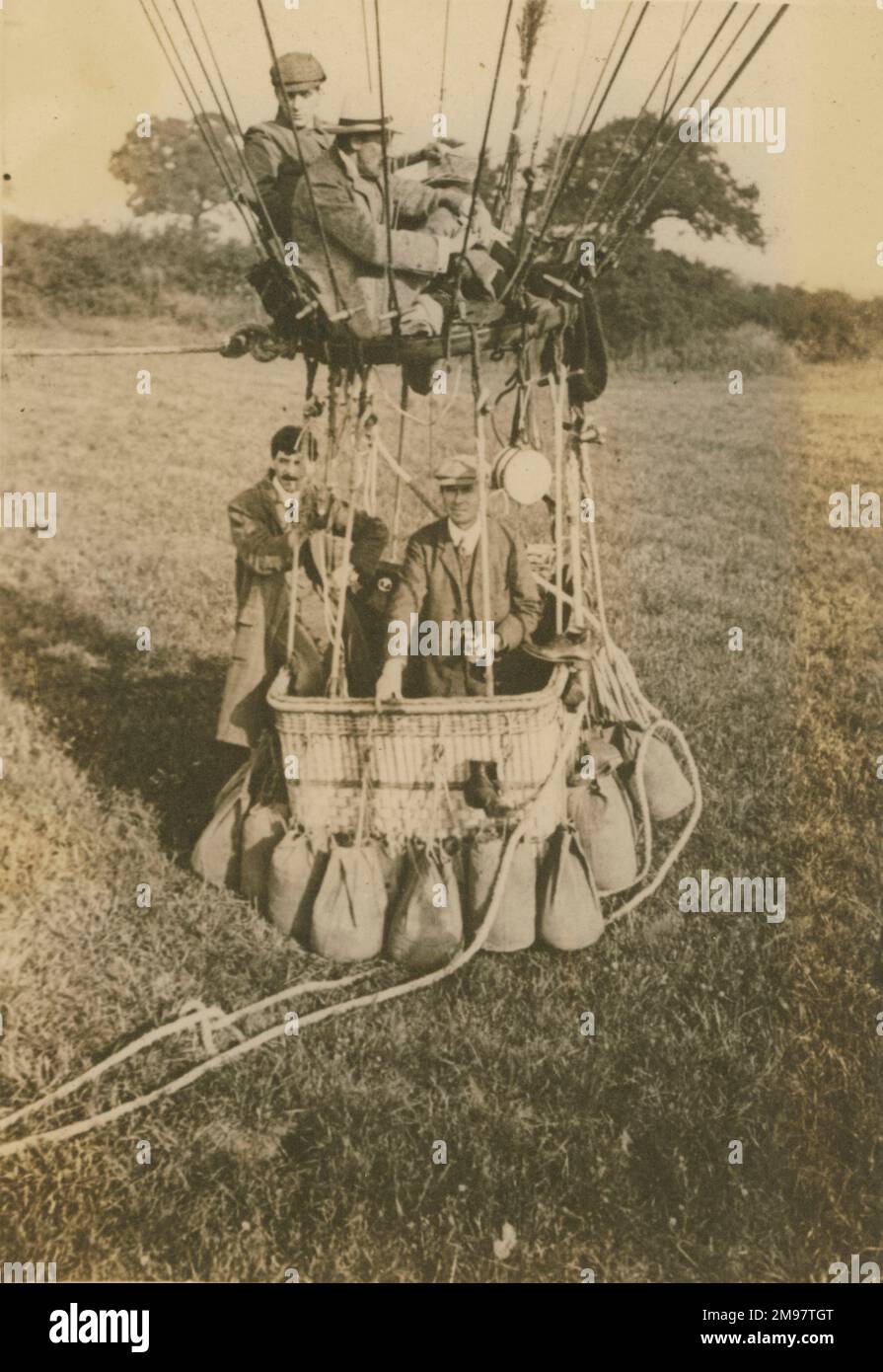 Photographie d'un appareil photo automatique suspendu de net prise le 25 août 1907 à East Horden, Essex. Dans le panier: Oswald Short et l'honorable Claud Brabazon. Dans le panier, Eustace Short et Griffith Brewer. Banque D'Images