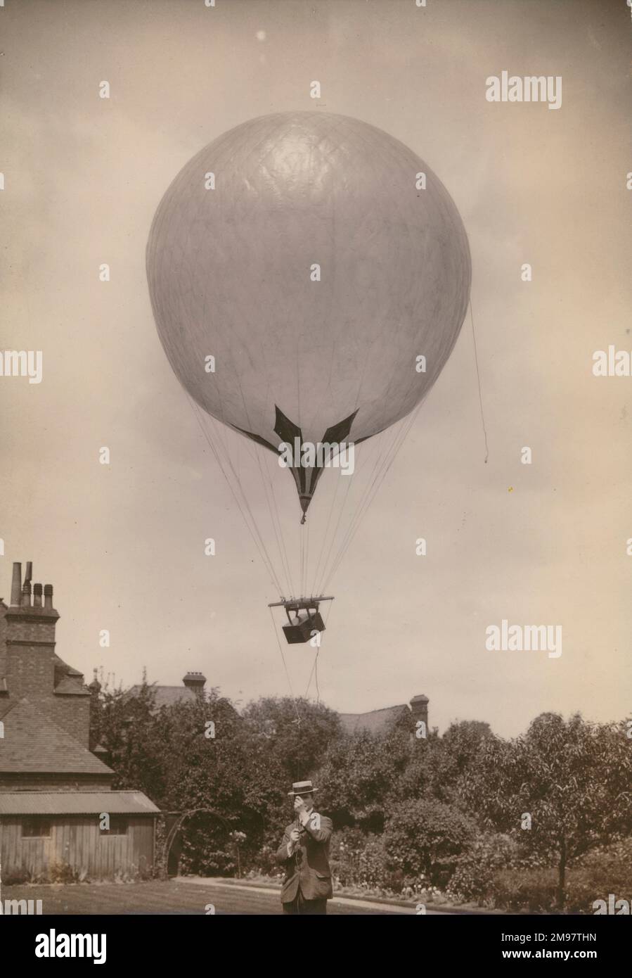 Ballon de peau de Goldbest de 500cu pieds gonflé avec du gaz de charbon, avec caméra attachée étant laissé à partir du 20 Waldegrave Park, Strawberry Hill. Banque D'Images