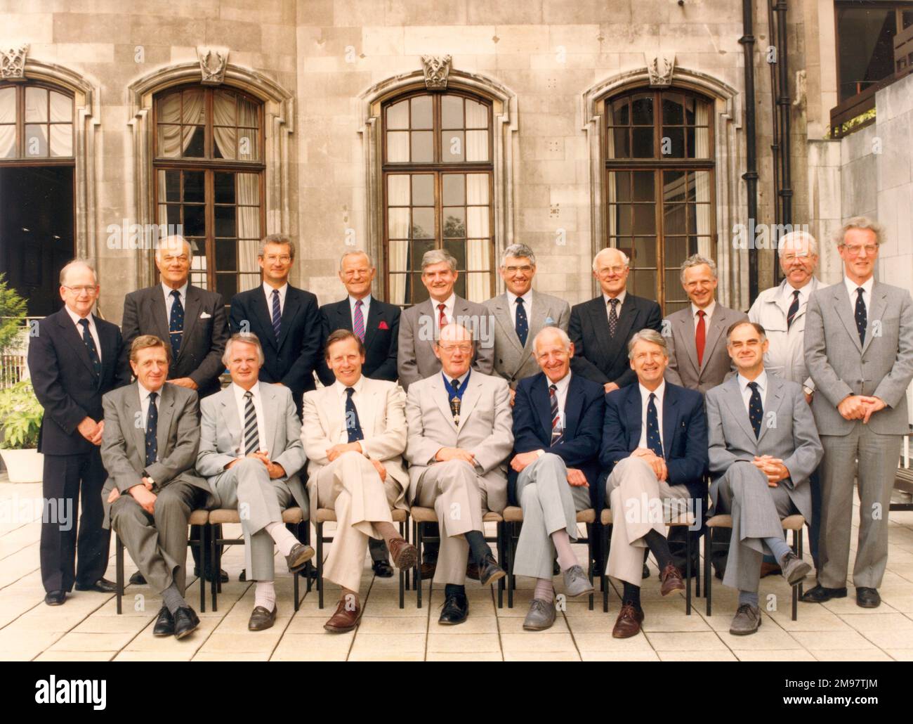 Le Conseil 1989-1990 de la Royal Aeronautical Society sur la terrasse au numéro 4 de Hamilton place. Banque D'Images