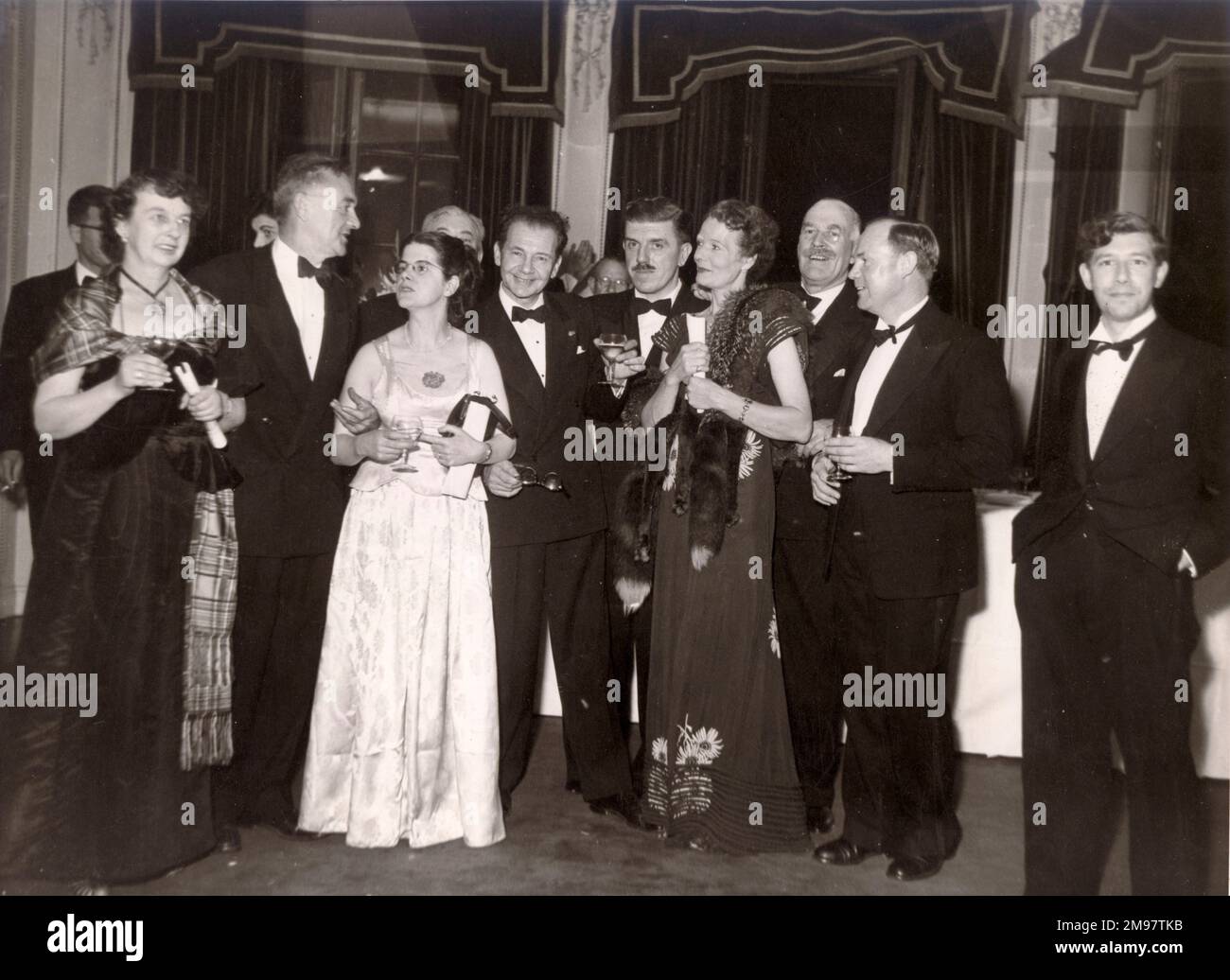 Mlle Florence Barwood, en blanc, parlant à John Stack. Conférence Wilbur Wright, septembre 1951. [Voir aussi 56010518] Banque D'Images