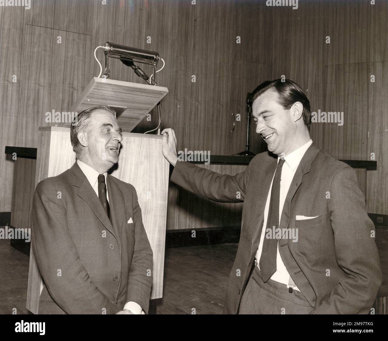 Dr Archie Ballantyne, secrétaire de Raes, et Dr A.J. Barrett, Chef du Département technique, à l'ouverture du Théâtre de conférence en décembre 1960. Banque D'Images