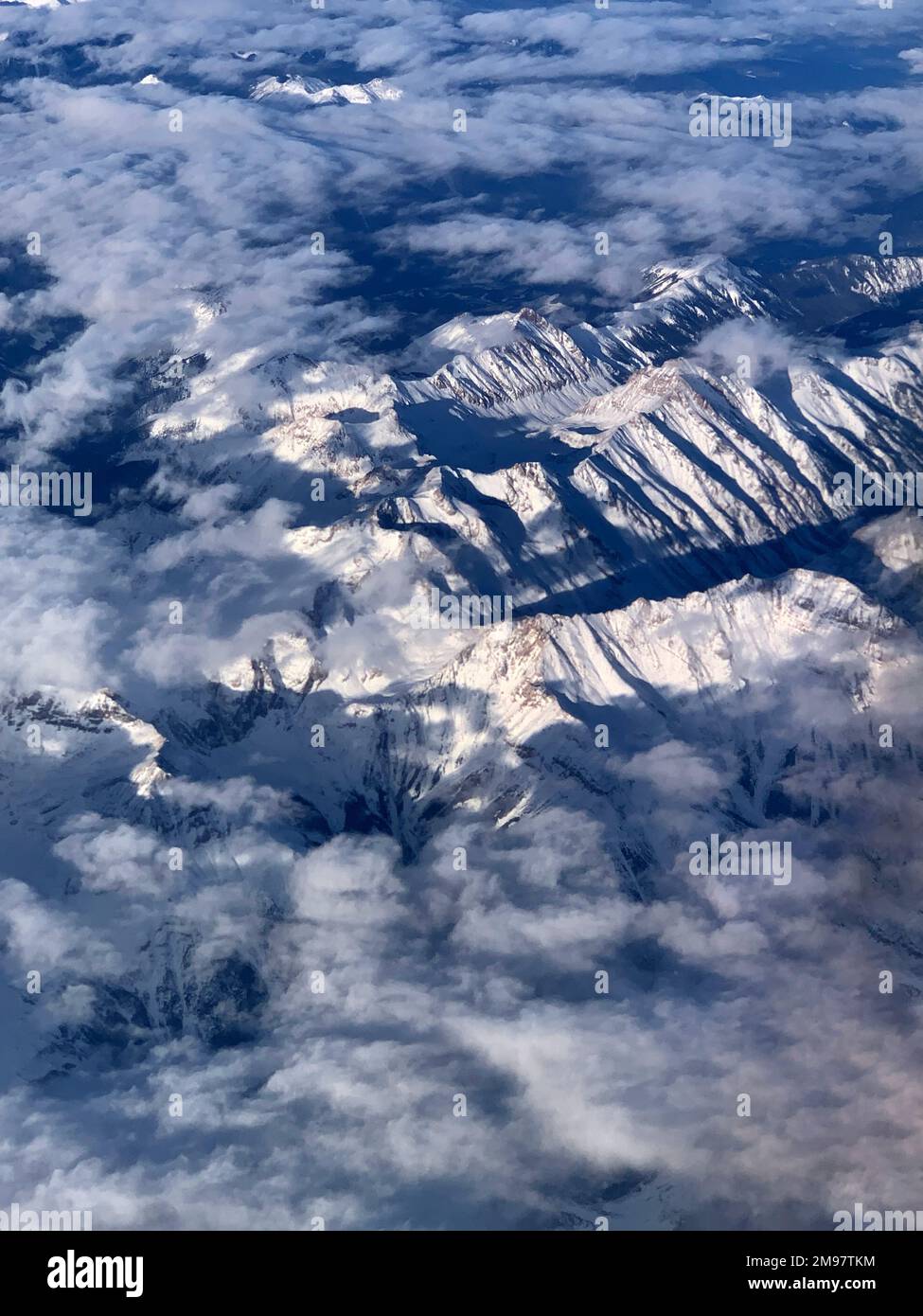 La neige aérienne couvrait les montagnes rocheuses, Calgary, Alberta, Canada Banque D'Images