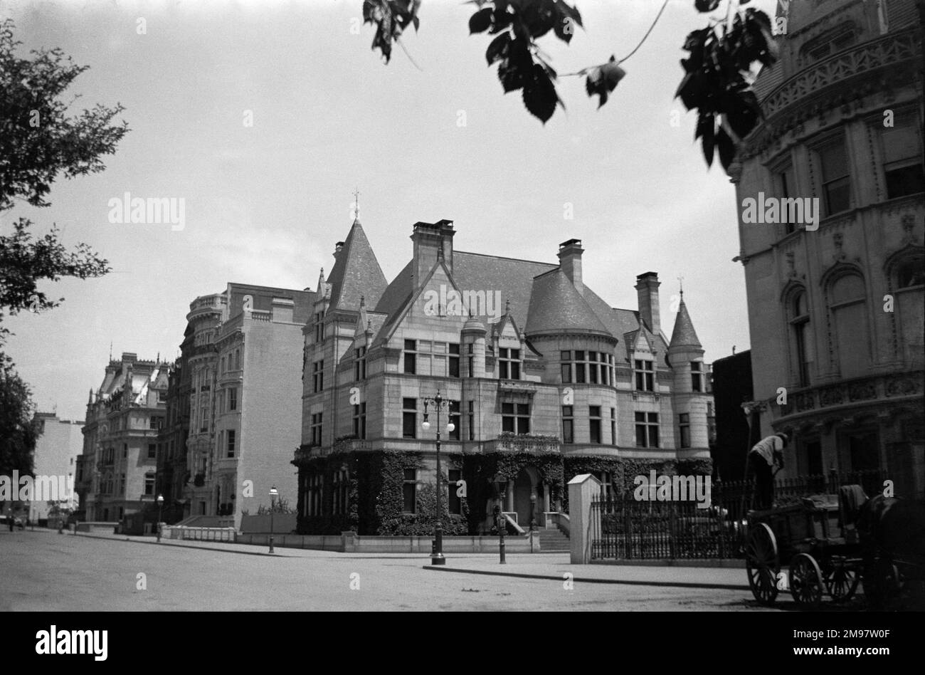 5th avenues plus bas étendu le quartier élégant de Washington Square vers le nord. Le statut supérieur a été confirmé en 1862, après que Caroline Schermerhorn Astor s'est installée à l'angle sud-ouest de la rue 34th. Cela a marqué la fin de son utilisation résidentielle pour beaucoup. Comme aujourd'hui, seuls les très riches résident sur la rue la plus célèbre de New Yworks. Banque D'Images