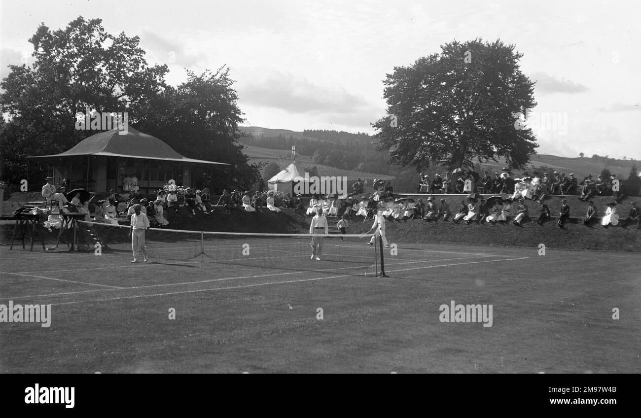 Match de tennis au club de tennis de Beech Grove, à Moffat, site des championnats de tennis d'Écosse du Sud et à proximité de Moffat Hydro. Banque D'Images