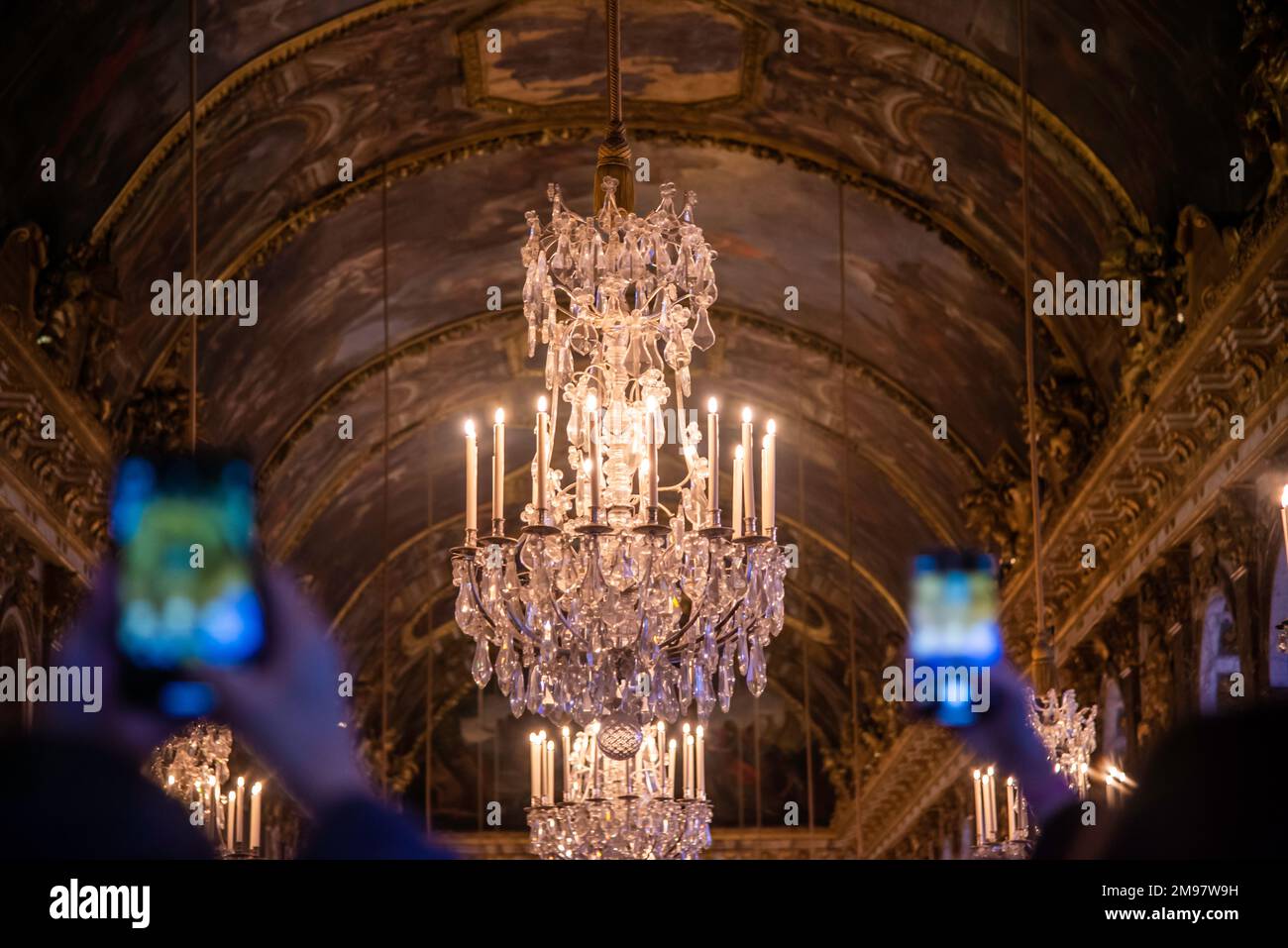 Paris, France - décembre 28 2022 : le lustre très décoratif du château de Versailles Banque D'Images