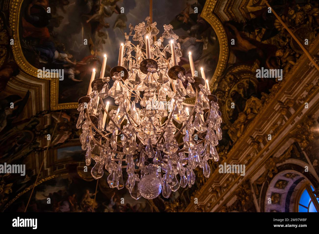 Paris, France - décembre 28 2022 : le lustre très décoratif du château de Versailles Banque D'Images