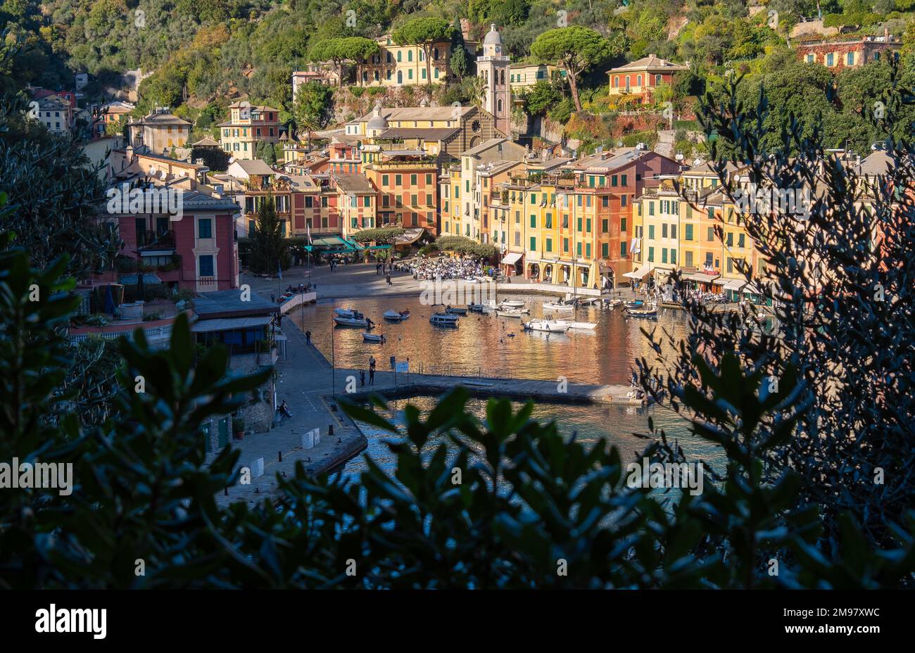 Village côtier aérien et port au coucher du soleil, Portofino, Gênes, Ligurie, Italie Banque D'Images