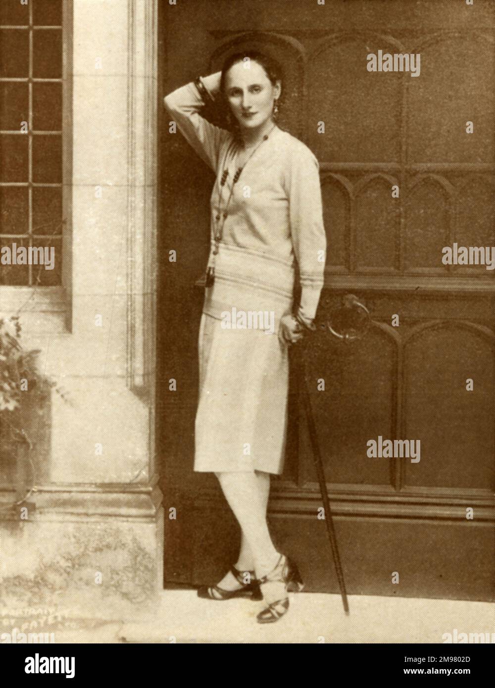 Anna Pavlova, ballerine russe, à la porte d'Ivy House. Banque D'Images