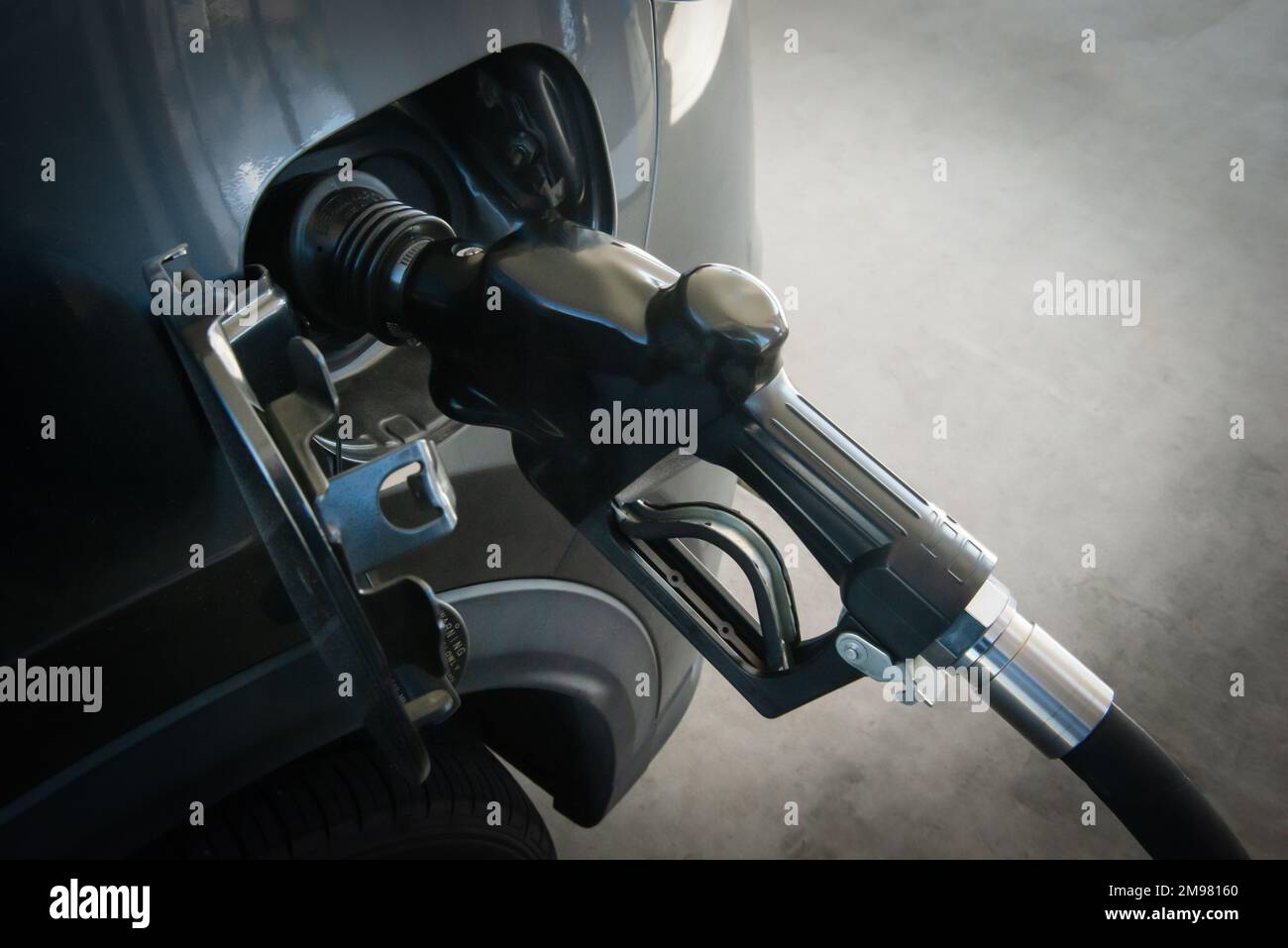 Gros plan d'une voiture remplie de carburant dans une station-service Banque D'Images
