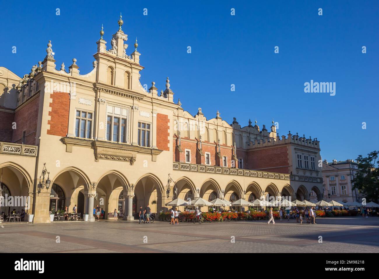 Restaurants en face de la salle du marché historique sur la place centrale de Cracovie, Pologne Banque D'Images