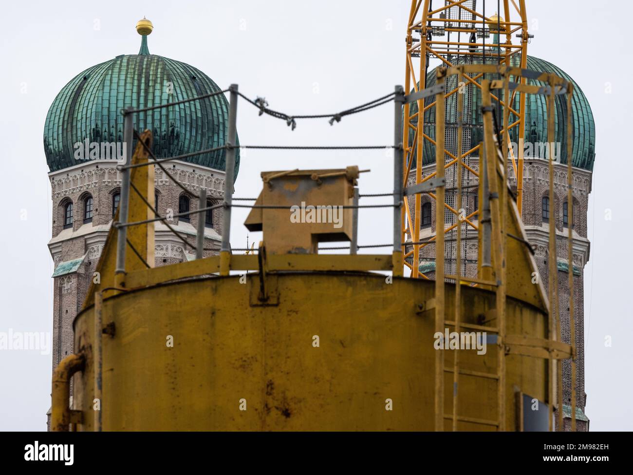 Munich, Allemagne. 17th janvier 2023. Les tours de la Frauenkirche se démarquent dans un silo jaune sur le chantier de construction derrière l'hôtel de ville. Credit: Peter Kneffel/dpa/Alay Live News Banque D'Images