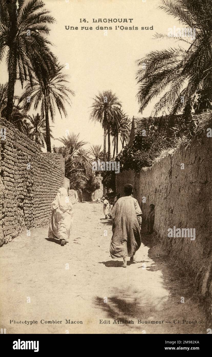 Les gens descendent une route dans le sud de l'Oasis, Laghouat Banque D'Images