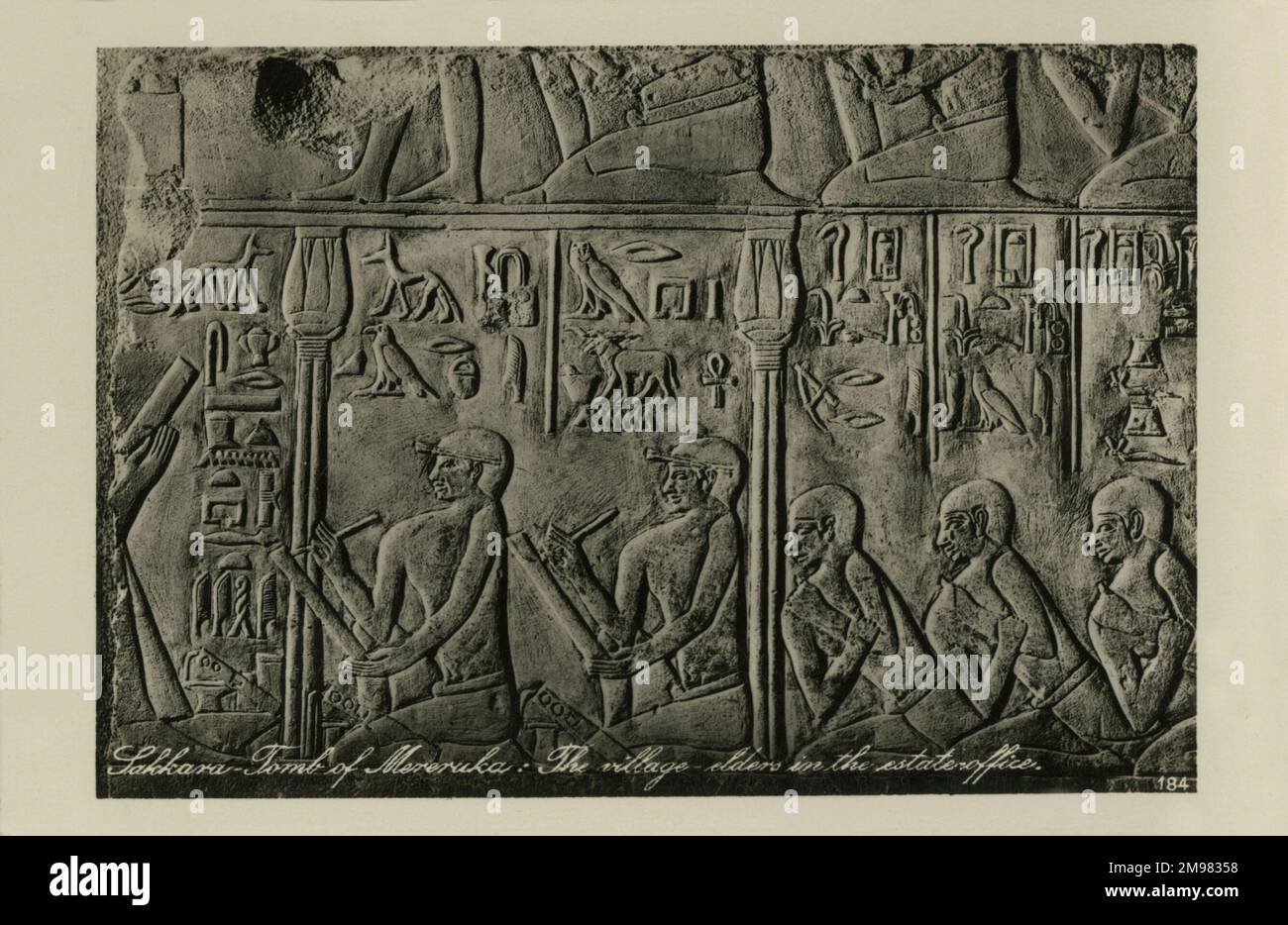 Sculpture de secours montrant les anciens du village dans le Bureau du domaine - la tombe de Mereruka, Saqqara, Egypte. Banque D'Images