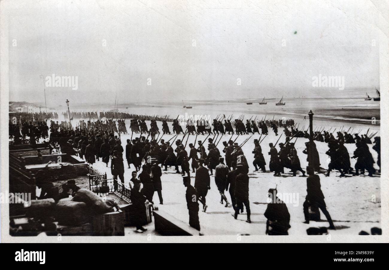 L'armée belge revient d'exercices - Plage à Dunkerque, France - juillet 1915 Banque D'Images