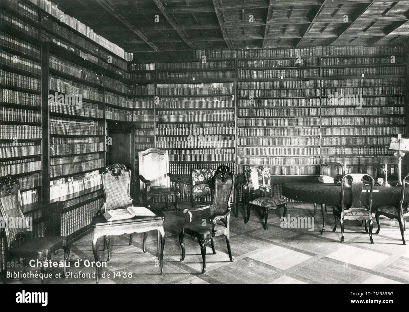 La Bibliothèque au beau plafond en bois du Château d'Oron dans la commune d'Oron-le-Chatel dans le canton de Vaud en Suisse. Banque D'Images