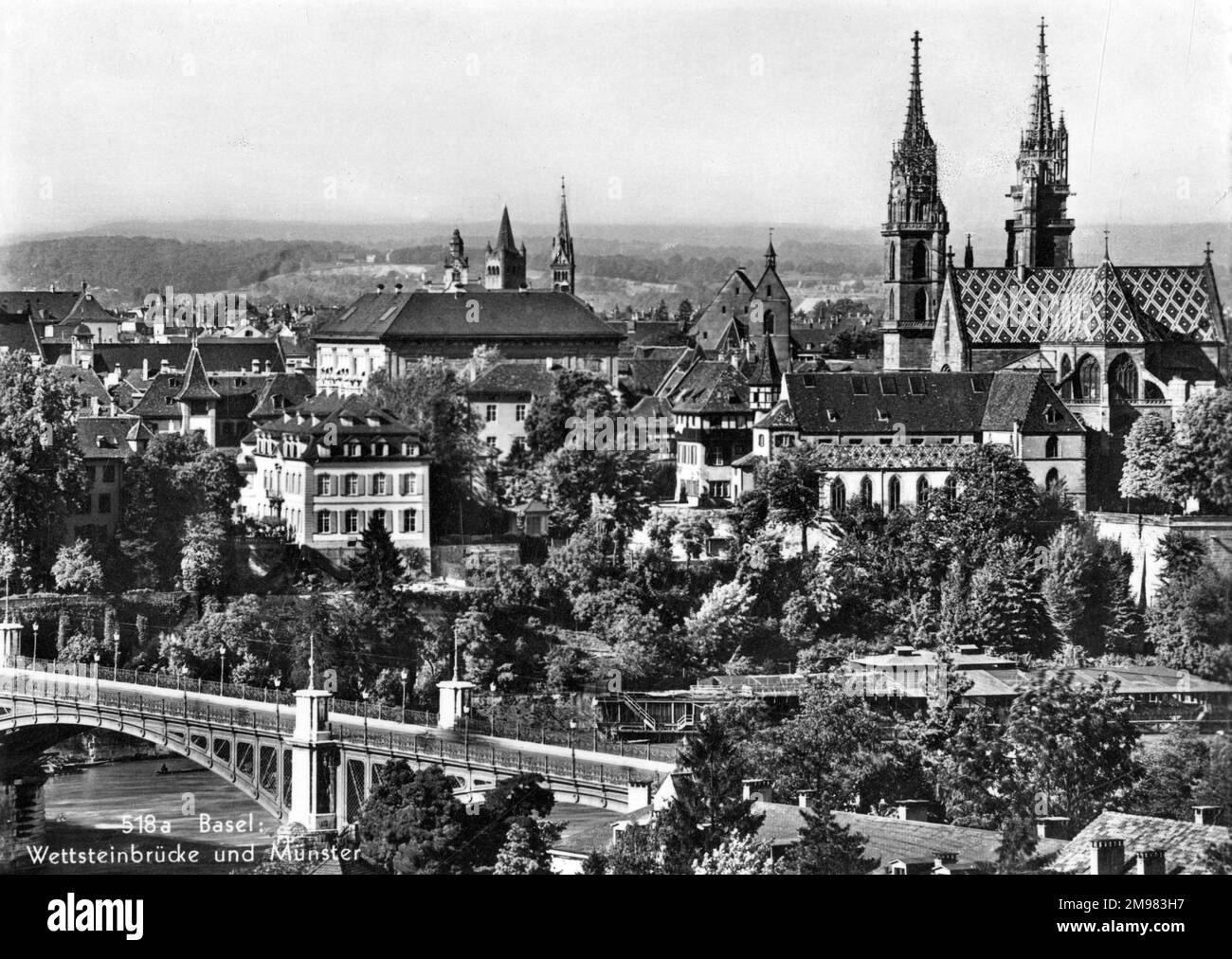 Bâle - une ville sur le Rhin dans le nord-ouest de la Suisse. Cette carte montre le Wettsteinbrucke et le Minster. Banque D'Images