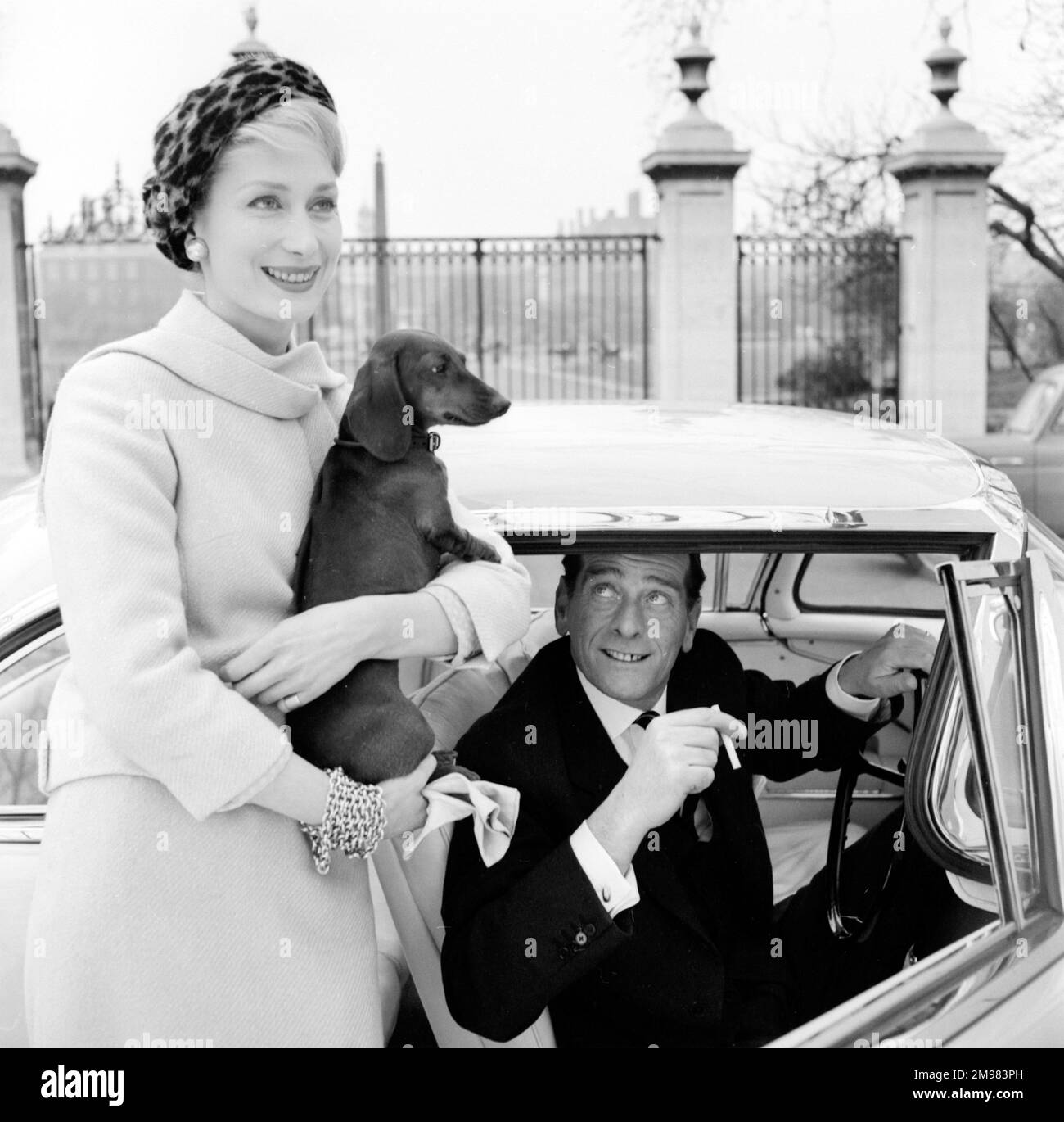 Publicité pour les cigarettes à vie -- modèles masculins et féminins (Helen Connor et Christopher Powell) avec la voiture de Facel Vega. Banque D'Images