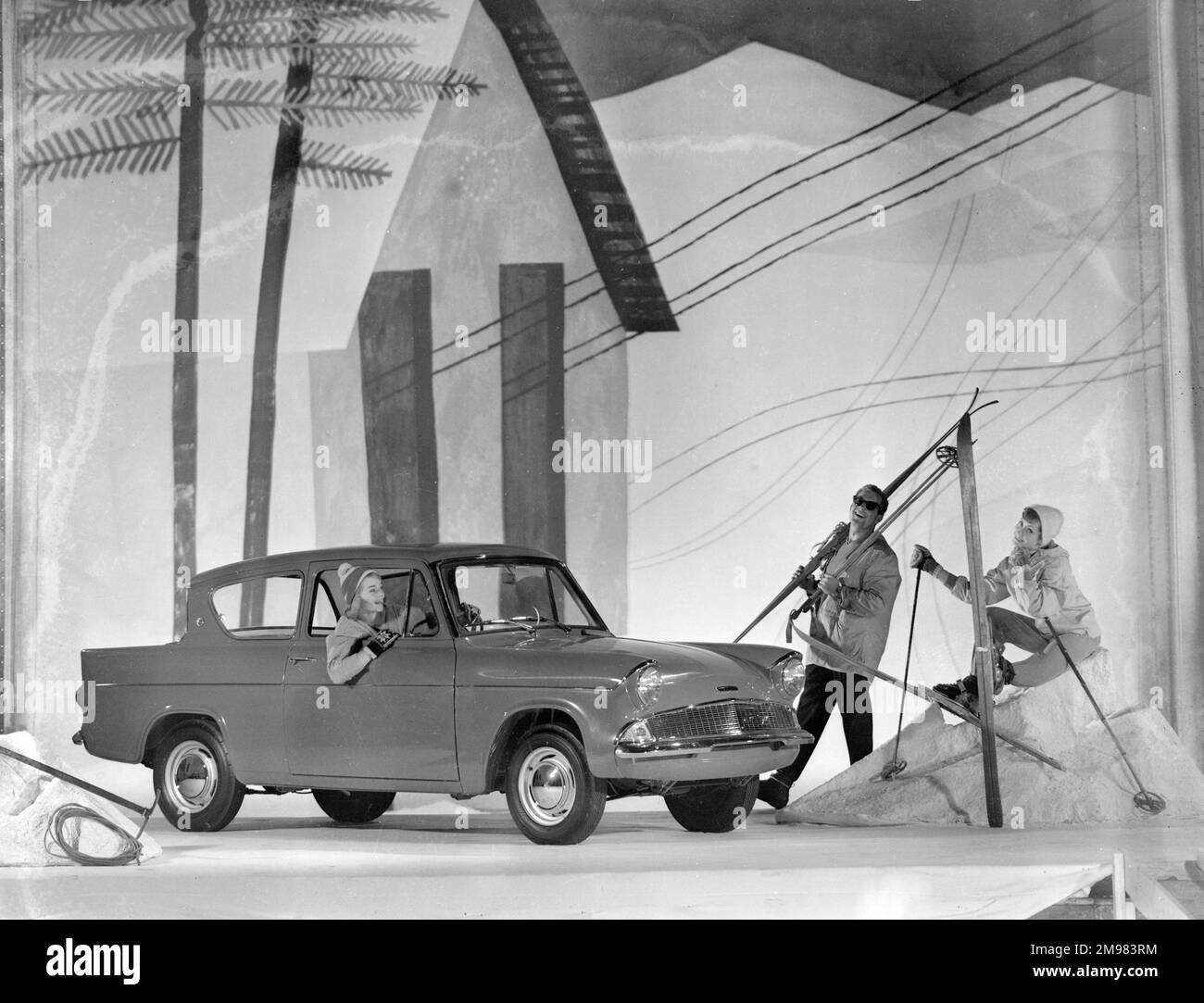 Publicité pour Ford Anglia cars -- modèles masculins et féminins posant (Geraldine Hill, Susan Ingram et Ossie O'Leary). Banque D'Images