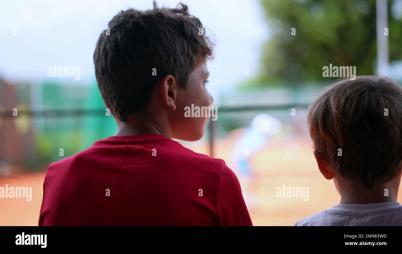 Les enfants regardent un match de tennis du point de vue public. jeu de  sport de réveillage pour enfants Photo Stock - Alamy