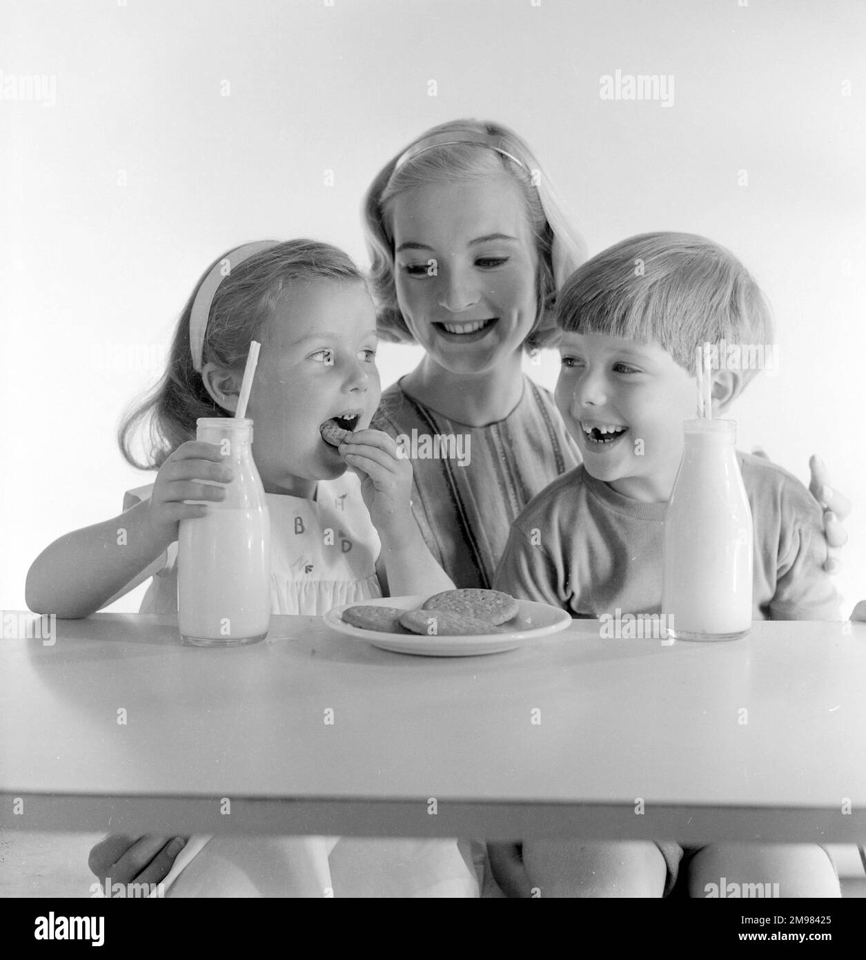 Publicité pour les biscuits McVitie -- modèles posant comme mère et deux enfants (Jane Hancock, Merrill Colbrook et John Munder Brown). Banque D'Images