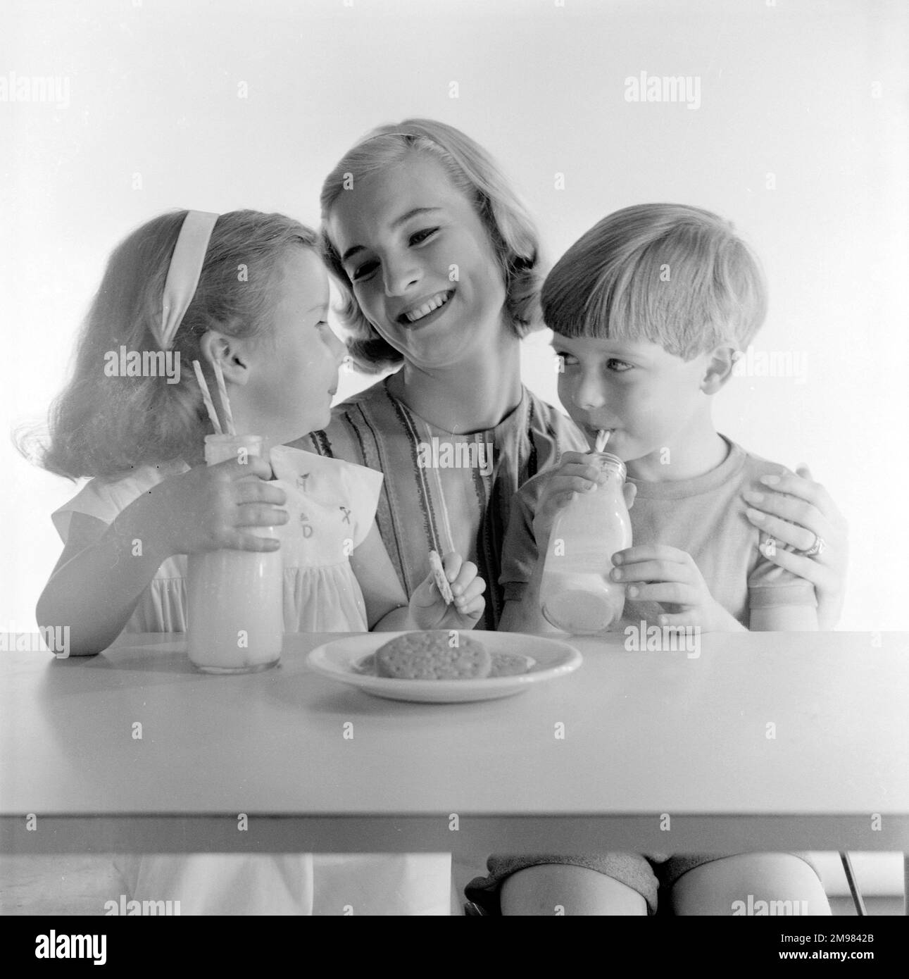 Publicité pour les biscuits McVitie -- modèles posant comme mère et deux enfants (Jane Hancock, Merrill Colbrook et John Munder Brown). Banque D'Images