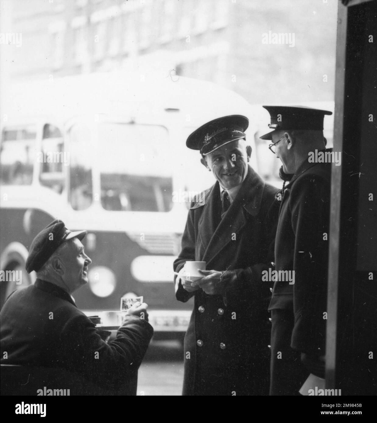 Publicité pour le carburant de transport de National Derv -- groupe de conducteurs d'autobus et de conducteurs profitant d'une pause thé. Banque D'Images