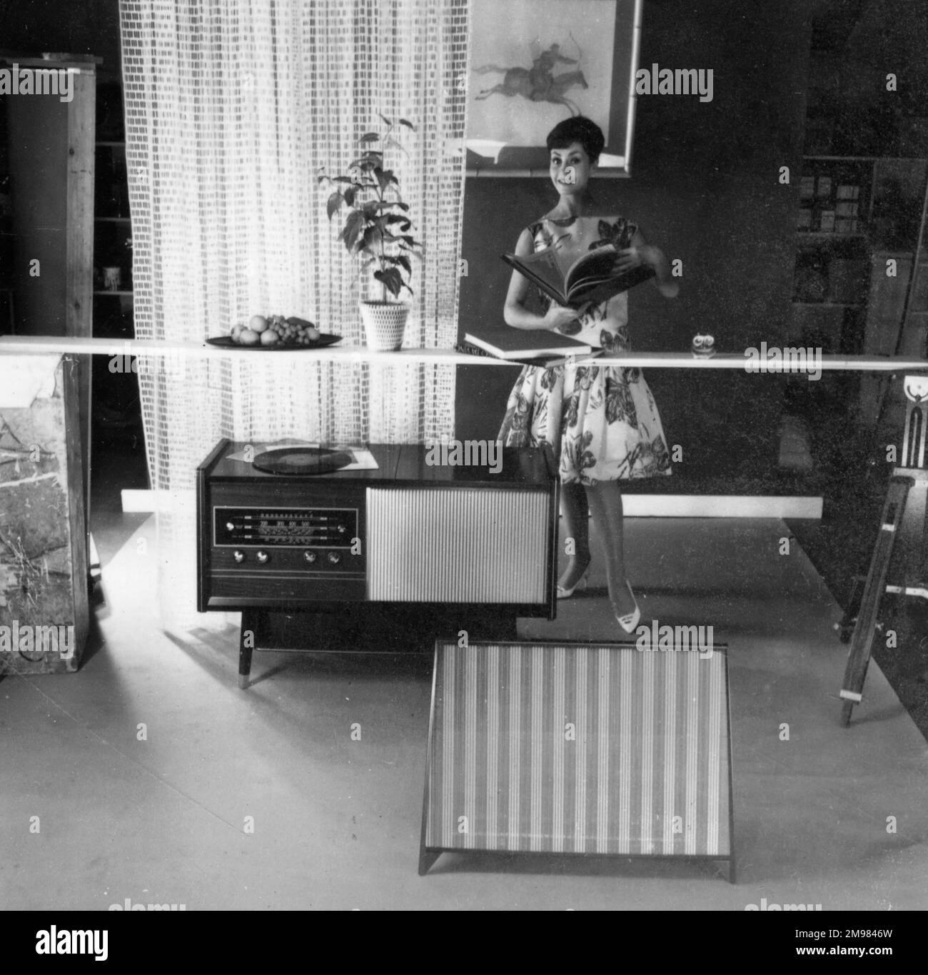 Publicité pour les meubles de raccords étendus -- modèle femelle (Geraldine Hill) posant. Banque D'Images